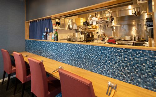 背面がテーブルではないので、ゆったりお食事を楽しんでいただけるカウンター