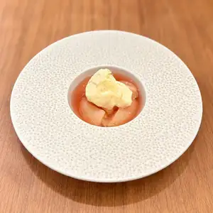桃のコンポートとバニラジェラート（季節限定）