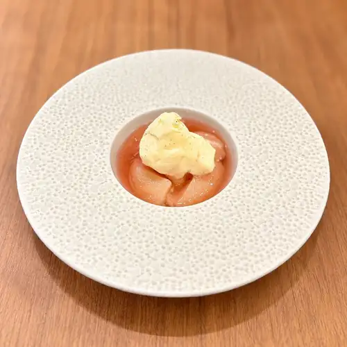 桃のコンポートとバニラジェラート（季節限定）