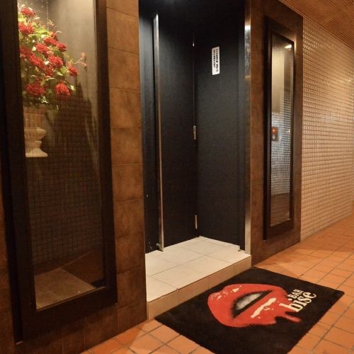 お気軽にご来店いただける明るい入口♪