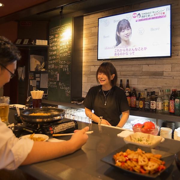 女将のいる居心地の良いアットホームな空間は、気軽な一人飲みやお仲間との飲み会、各種ご宴会にぴったりです♪毎日通いたくなる、ほっこりとした味わいのおばんざいと豊富なお酒を取り揃えています。今夜の飲み会は、わいわい賑やかな雰囲気で、お好きな一杯ととんちゃん焼きを心ゆくまでお楽しみください！