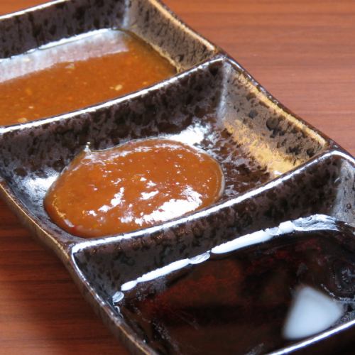 とんちゃん焼に付けるたれは、味噌ダレ・しょうゆダレ・特製オリジナルタレ