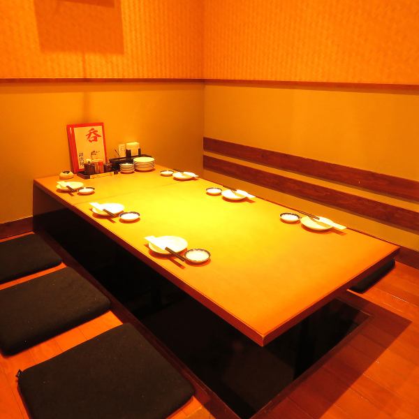 따뜻한 조명이 차분한 분위기로 아늑한 아사지로.다다미는 최대 18석.둘러싸인 테이블 좌석도 있습니다.점심 식사로 저녁 식사로 언제든지 가고시마의 신선한 지어를 즐길 수 있습니다! 일본술/가고시마 중앙역】