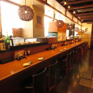 Counter seats where you can see Sakurajima when the weather is nice.You can also enjoy conversation with the owner, so feel free to come by yourself♪ [Seafood/Fish/Local cuisine/Izakaya/Saku-no-mi/Lunch/All-you-can-drink/Private serving/Shochu/Sake/Kagoshima Chuo Station]