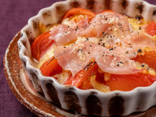 Oven-baked tomatoes and cheese