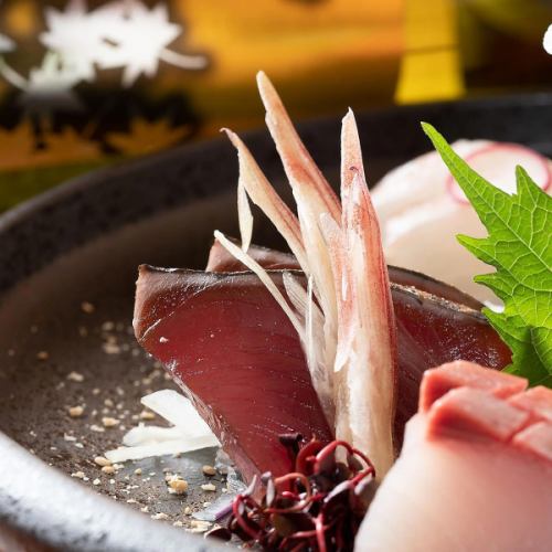 生魚片採用從市場直接送來的當地鮮魚，經過精心烹調而成。