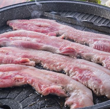 ご飯がすすむ「ヤムニョムカルビ」も人気☆