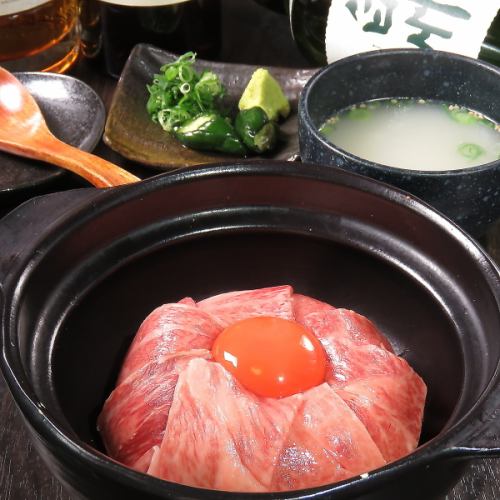 [Full of volume! Lively grilling right in front of you] Premium grilled yukhoe rice bowl with soup / 1,518 yen (tax included)