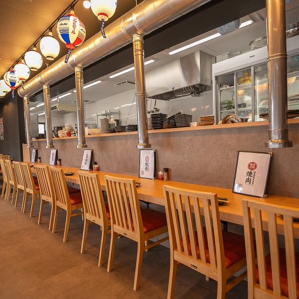 [Yakiniku at the counter♪] How about some yakiniku at the counter seats, perfect for a date or for a solo diner?♪ The counter seats are perfect for a quick and casual drink after work◎Also, since you sit side by side, you can have a lively conversation, making it a great date◎It might bring you closer together♪