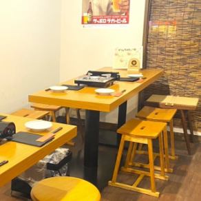 テーブル席が6名×1卓ございます。