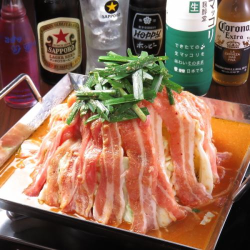 【圧巻の山盛り】ごま香る「たんたんチーマー鍋」！ホルモン苦手な方も虜にする濃厚ちりとり鍋の決定版！