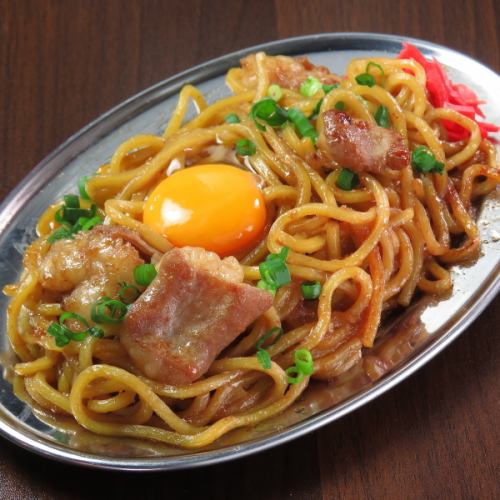 【背徳の〆】秘伝タレ×中太麺「ホルモン焼きそば」！お酒を呼ぶ濃厚な旨みは最後の一口まで主役級！