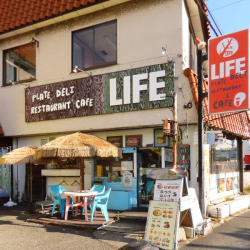 ハワイの風を感じる外観と内装でお出迎え！