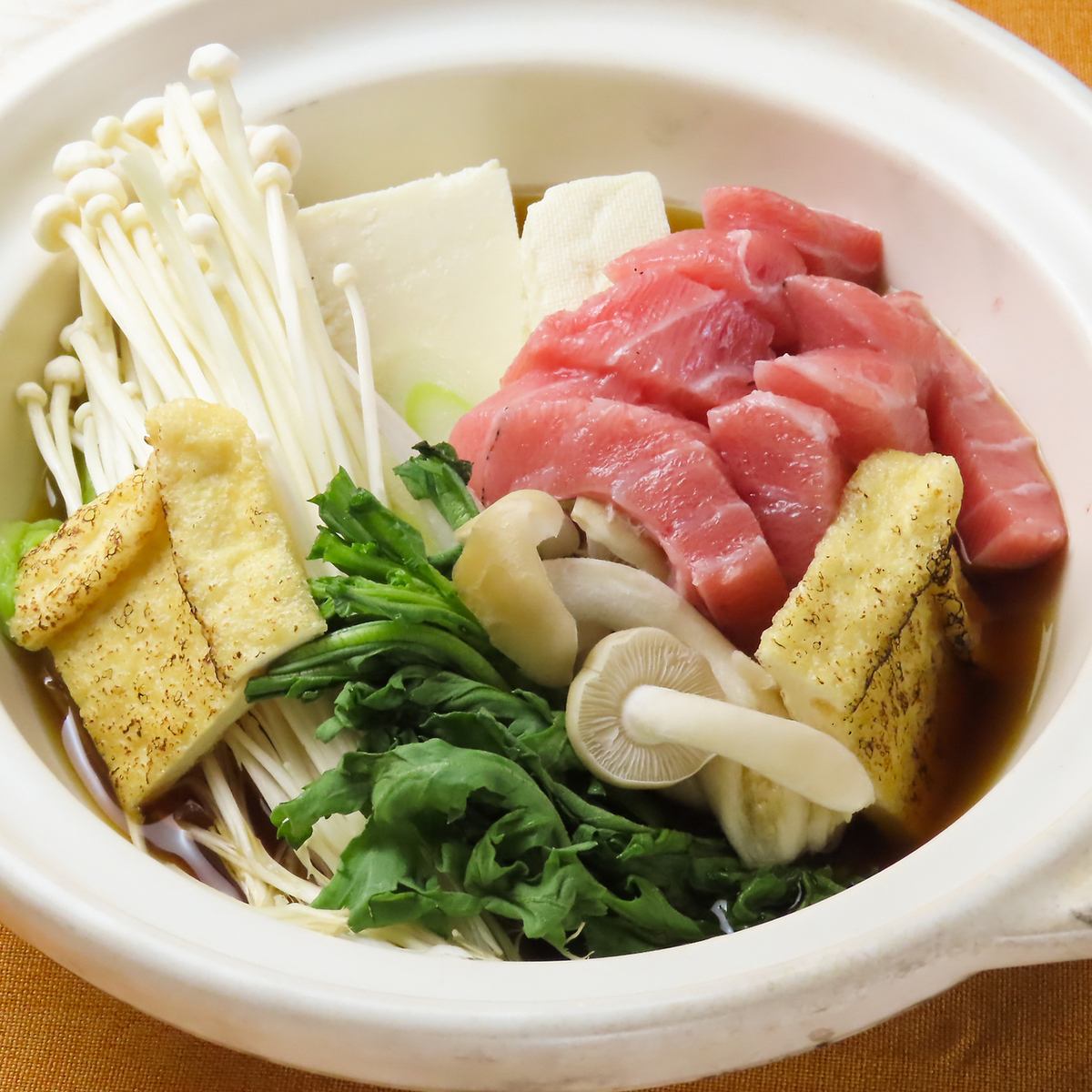 絶品生本マグロの小鍋が大人気♪ホッと笑顔になる逸品です。