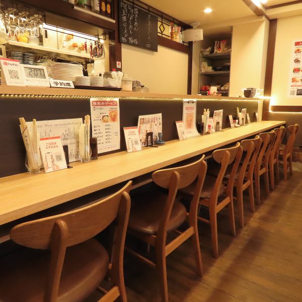 温かみのある木目調カウンターが並ぶ店内は、ひとりでも気軽に立ち寄れる落ち着いた雰囲気。明るすぎない柔らかな照明が心地よく、ゆっくりお食事を楽しめます。ちょっとした休憩がてらのサク飲みにもおすすめの居心地の良い空間です。皆様のご来店を心よりお待ちしております。