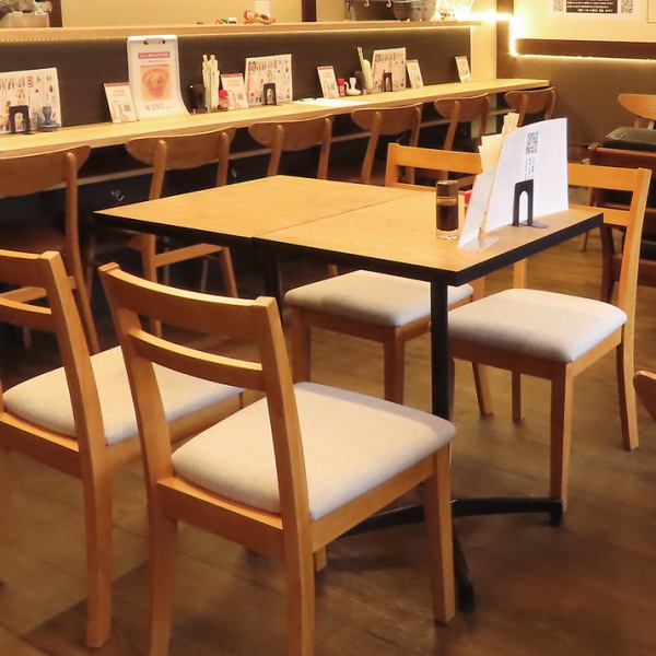 ゆったりとしたテーブル席は、家族や友人との食事に最適な空間です。落ち着いた雰囲気のインテリアと柔らかな照明が心地よく、会話も弾みます。広めの席間隔で周りを気にせず食事を楽しめるため、ランチやディナー、ちょっとした集まりにもぴったり。ゆっくりくつろぎながら、美味しい料理を味わえる居心地の良い席です。