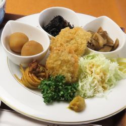 当店自慢の三種おばんざい（日替り）とヒレカツ