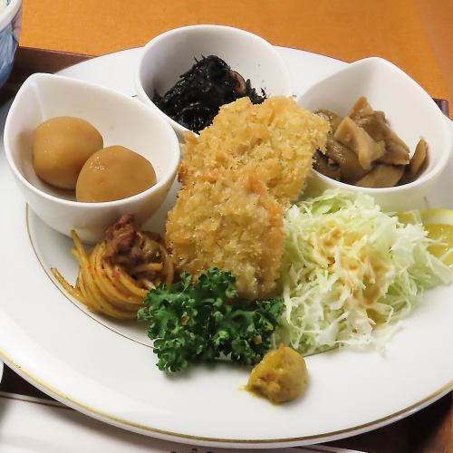 当店自慢の三種おばんざい（日替り）とヒレカツ