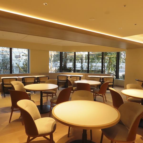 店内は落ち着いた“オシャレ空間”で、ゆったりくつろぎやすい。テーブル席を中心に構成され、全席禁煙で、デートや女子会、家族での食事にも気軽に利用できる雰囲気です。