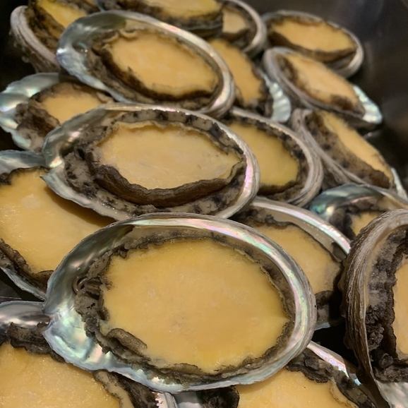 炭焼きステーキをはじめ、季節の海の幸も堪能！飲放付コースも◎
