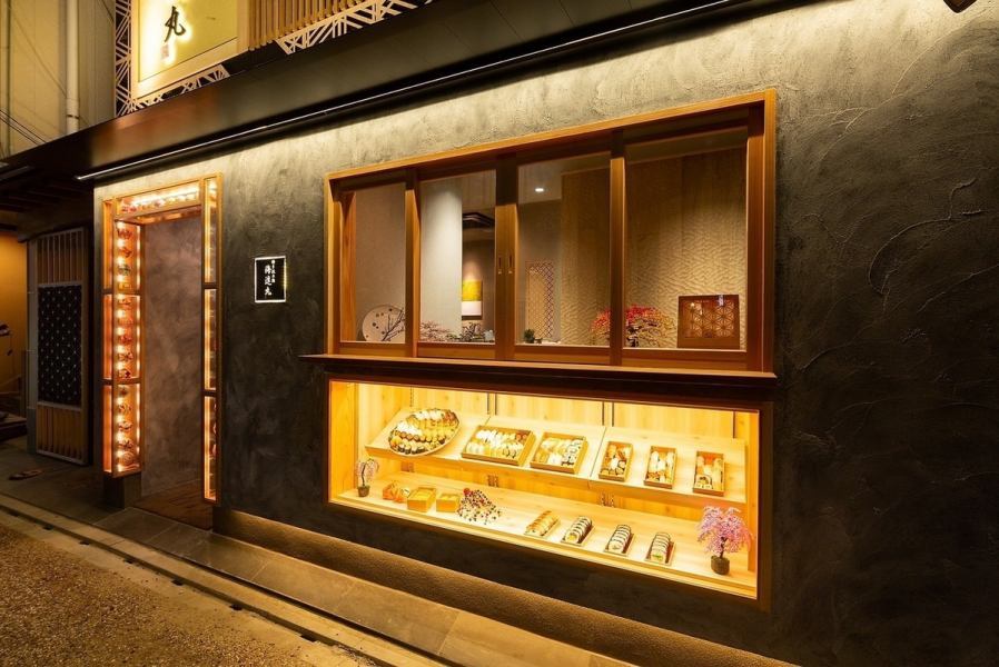 店内は、手毬や折り鶴などの和の小物を散りばめた、フォトジェニックな店内。皆様のご来店、従業員一同お待ち致しております。
