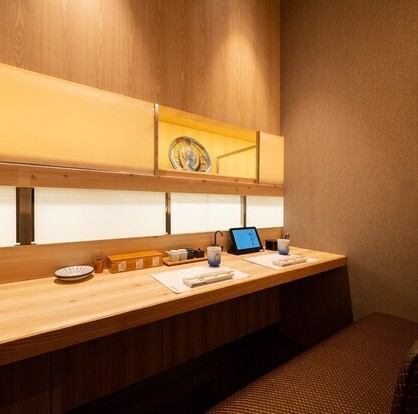 落ち着きある空間はどのようなシーンにもおすすめ。大人の空間でこだわりのお料理やお酒をごゆっくりとお楽しみいただけます。ご家族やデート利用など、シーンに合わせてお席をご用意致しております。是非ご利用くださいませ。
