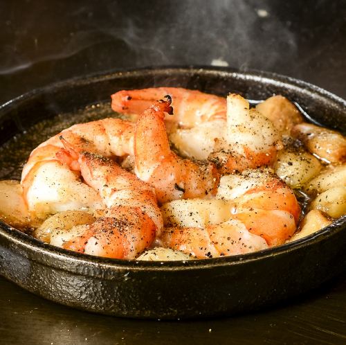 Grilled shrimp and garlic in oil