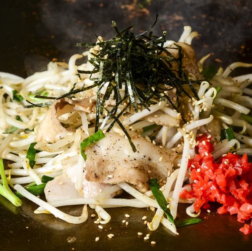 Stir-fried pork and bean sprouts