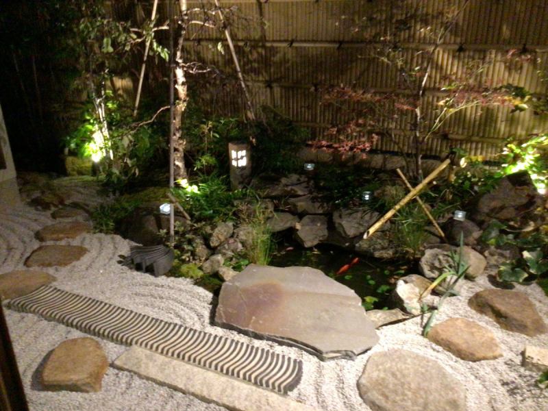 】当店の中庭は、和風の雰囲気が漂う美しい空間で、訪れるすべてのお客様に特別な食事体験を提供します。自然の緑に囲まれたこの場所は、心を落ち着ける効果があり、食事をより一層引き立てます。中庭を眺めながらのお食事は、視覚的にも心地よく、料理の味わいを深めてくれます。