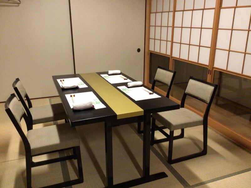 和室個室は、落ち着いた雰囲気の中で大切なひとときを過ごすのに最適な空間です。個室席はテーブルに変更可能で、足元が楽なスタイルでお食事を楽しむことができます。大切な友人や家族との集まりにぴったりで、プライバシーを確保しながらゆったりとお食事ができます。
