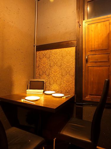 <p>【1階席】まったり雰囲気で過ごせるカップル個室。限定2卓なので予約がおすすめ♪</p>