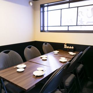 「当店の絶品寿司料理の数々を和のテイストを取り入れたお洒落で落ち着く空間でゆっくりをご堪能頂きたい！」という店主の想いを実現した店内。