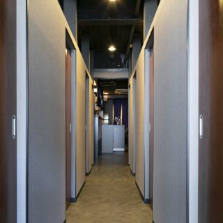 最大25名様までご利用可能な、広々空間が自慢の完全個室です！友人知人の飲み会、大切なお客様とご一緒にご利用頂けます。個室空間はゆったりとした作りに♪三宮駅から徒歩5分の好立地ですので、帰りのご心配も無用！