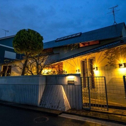 【都会の喧騒から離れた落ち着いた雰囲気】目立つ看板などは掲げておらずまさに大人の隠れ家といった雰囲気。野芥駅からはタクシーでお見えになるお客様も多く、駐車場もございます。記念日などの特別な日はもちろんのこと、日常の普段遣いのお店としてもぜひご利用ください。