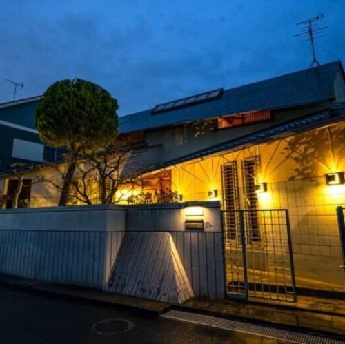 <p>【都会の喧騒から離れた落ち着いた雰囲気】目立つ看板などは掲げておらずまさに大人の隠れ家といった雰囲気。野芥駅からはタクシーでお見えになるお客様も多く、駐車場もございます。記念日などの特別な日はもちろんのこと、日常の普段遣いのお店としてもぜひご利用ください。</p>