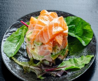 サーモンとアボカドのタルタル【おすすめメニュー】
