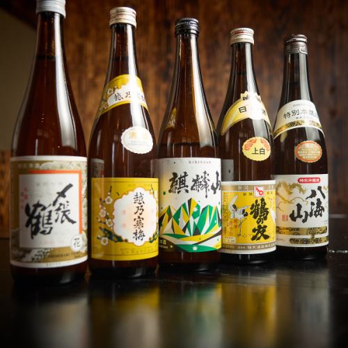 【女将の地元でもある新潟の地酒を豊富に備えています】