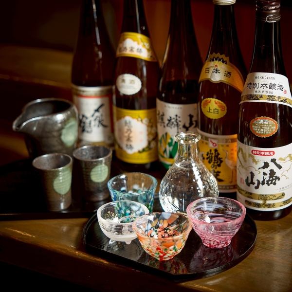 大将が作った絶品和食に合わせて、日本酒好きな女将が夫婦の地元新潟から厳選し仕入れている日本酒を味わうのも当店の楽しみのひとつ♪沖縄ではなかなかお目にかかれない銘柄も揃えています。美しい器もより一層お料理とお酒に彩りを添え美味しさを引き立ててくれるはず♪