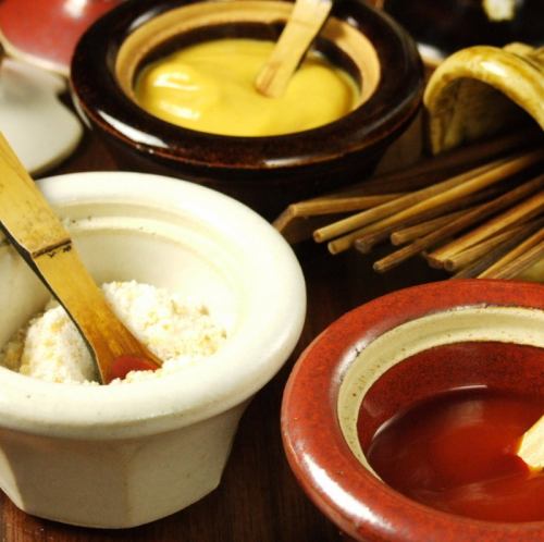 各種ソースで老舗の串揚げ