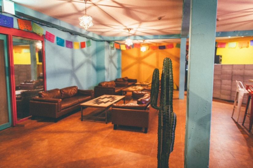 Relax and chat with your friends on the sofa! The cute interior makes your social media posts look great.