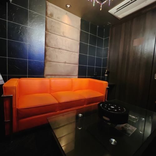VIP private room is equipped with a sofa ♪