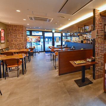 大人数の宴会や集まりに適した広々としたスペースを備えています。オープンで明るい空間は、解放感を重視して設計されており、特に大型テーブル席はグループでの利用に最適です◎着席時でも会話がしやすいレイアウトになっており、カジュアルな集まりから公式な場まで柔軟に対応可能です★