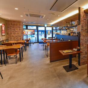 【4名様用テーブル】 ご家族での団らんや友人との飲み会に最適な4名様用のお席。ゆったりとした広さがあり、たくさんのお料理を並べても快適にお食事いただけます◎お子様連れのお客様も歓迎しておりますので、週末のランチタイムなどにもぜひご利用ください。