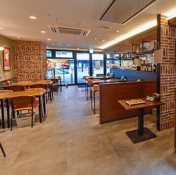 【4名様用テーブル】 ご家族での団らんや友人との飲み会に最適な4名様用のお席。ゆったりとした広さがあり、たくさんのお料理を並べても快適にお食事いただけます◎お子様連れのお客様も歓迎しておりますので、週末のランチタイムなどにもぜひご利用ください。