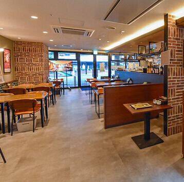 【カウンター席】お一人様でも気兼ねなく過ごせるカウンター席。シェフとの会話を楽しんだり、調理のライブ感を間近で感じられる特等席です◎仕事帰りのサク飲みや、自分へのご褒美ランチにもおすすめ。落ち着いた雰囲気の中でゆっくりとお食事をお楽しみいただけます。