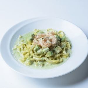海老とアボカドのバジルクリームソース