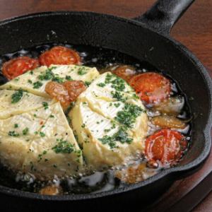 丸ごとカマンベールチーズのアヒージョ