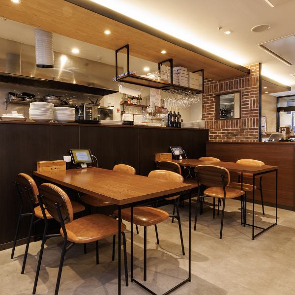 大人数の宴会や集まりに適した広々としたスペースを備えています。オープンで明るい空間は、解放感を重視して設計されており、特に大型テーブル席はグループでの利用に最適です◎着席時でも会話がしやすいレイアウトになっており、カジュアルな集まりから公式な場まで柔軟に対応可能です★