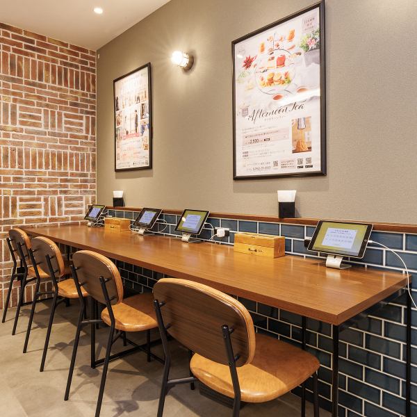 少人数で訪れる方に快適さを提供する設備をご用意しています。カウンター席や2名向けのテーブル席を中心に、落ち着いた空気感を大切にしました◎視界を遮る仕切りや間隔をしっかり設け、周囲を気にせず会話を楽しめます！ゆったりとした座り心地の椅子を使用し、長時間でもくつろげる工夫を凝らしています♪