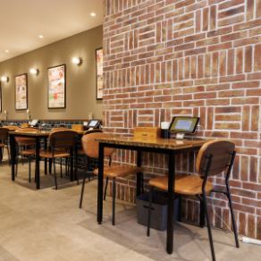 【2名様用テーブル】デートや親友とのランチにぴったりな2名様用のお席です。隣を気にせず会話を楽しめる配置を心がけており、プライベートな時間を大切にしたい時におすすめ♪リラックスした空間で、美味しいイタリアンを囲みながら素敵なひと時をお過ごしください。